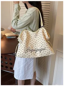 Grand sac cabas en toile crème avec motifs de pattes noires et texte en cursive