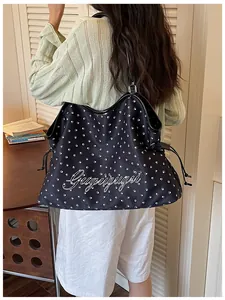 Grand sac cabas élégant en toile noire avec motif de pattes blanches et texte