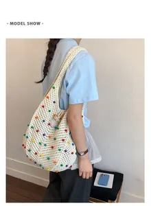 Detalle de bolso de hombro tejido blanco con cuentas de colores para vacaciones de verano.