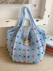 Bolso shopper de ganchillo azul claro con cuentas de colores para vacaciones de verano playa