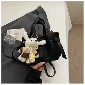 Sac cabas en cuir grainé noir pour femme avec un adorable charme de lapin en peluche