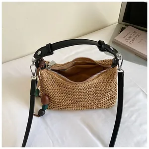 Détail montrant le compartiment interne et la texture tissée du sac en paille
