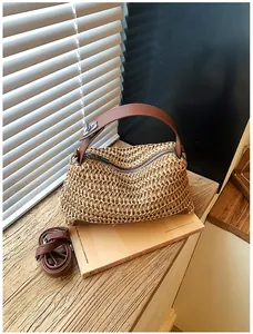 Vue détaillée du sac de plage en paille tressée avec bandoulière marron