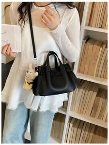 Sac à main chic en cuir grainé noir avec poignée et bandoulière de détail