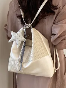 Mochila tejida crema versátil con amuleto de estrella y gran capacidad para mujer.