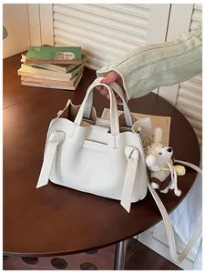 Élégant sac cabas blanc pour le travail avec détails de nœuds et charmant pendentif chiot.