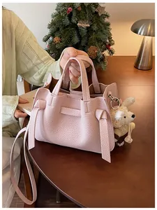 Élégant sac cabas en cuir grainé rose avec nœuds décoratifs et breloque lapin en peluche
