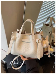Sac cabas élégant en cuir grainé crème avec nœud latéral et charme lapin mignon