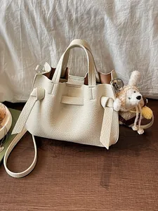 Sac à main fourre-tout élégant en cuir texturé beige avec détails de nœuds et accessoire