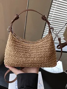 Borsa hobo in paglia intrecciata con tracolla marrone regolabile a mano.