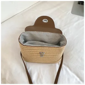 Vue détaillée de la doublure à chevrons à l'intérieur du sac seau en paille pour femme