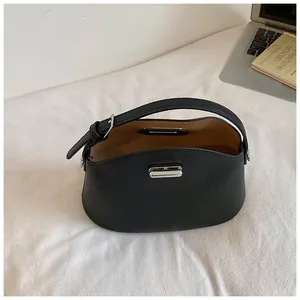 Dettaglio borsa nera in pelle martellata con finiture argento e fodera color cuoio
