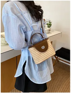 Sac seau artisanal en paille tissée avec rabat en cuir marron et bandoulière réglable