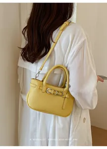 Primo piano dettagliato di questa borsa gialla testurizzata con una camicia di lino bianca