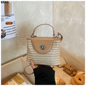Vue détaillée d'un sac seau en paille tissé à la main avec rabat et poignée en cuir pour l'été