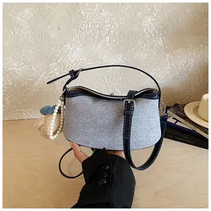 Squisita borsa in denim di nicchia con cinturino di perle e dettaglio ciondolo orso