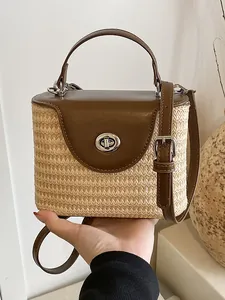 Sac seau en paille tissé à la main avec rabat en cuir marron et fermoir argent