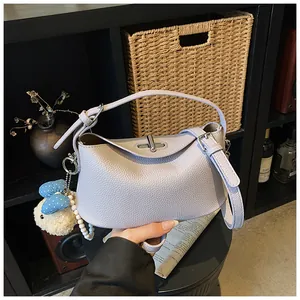 Raffinata borsa a mano in pelle martellata lavanda con ciondolo di peluche e chiusura