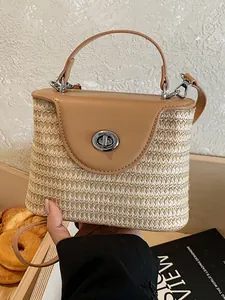Sac seau en paille tressé main avec rabat en cuir marron pour les vacances d'été à la plage