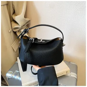 Dettaglio borsa in pelle martellata nera con elegante chiusura a girello in metallo argentato