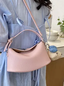 Borsa a tracolla da donna in pelle martellata rosa con simpatico ciondolo a forma di orso