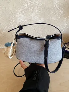 Borsa a tracolla casual in denim da donna con finiture blu scuro e ciondolo perla