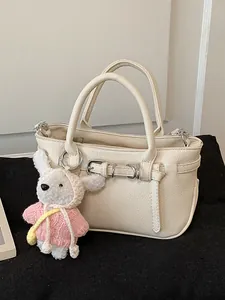 Elegante borsa a mano testurizzata color crema con ciondolo a forma di coniglio donna