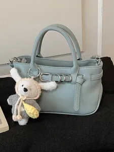 Squisita borsa a mano blu-grigio in pelle martellata con un simpatico charm a coniglio