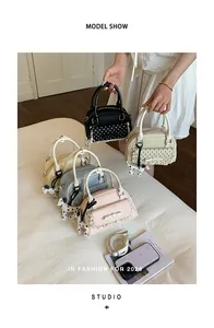Détail de sacs à main à pois en plusieurs couleurs avec de jolis charms de chien