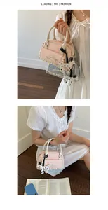 Détail du sac à main rose avec bordure en dentelle et porte-clé dalmatien.