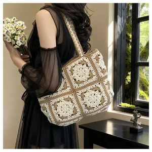 Detailaufnahme der handgehäkelten Granny Square Tragetasche, von Model getragen