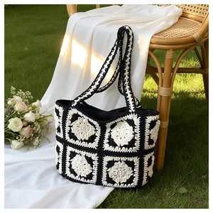 Detaillierte Ansicht einer schwarz-weißen Häkel-Tote-Bag mit Granny-Square-Muster