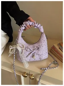 Vue détaillée du sac croissant en tweed violet avec poignée plissée et perles