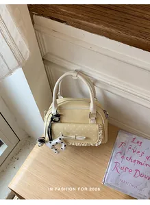 Détail rapproché d'un sac à main en toile jaune avec dentelle et charme dalmatien
