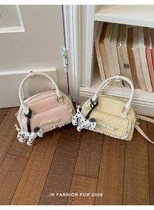 Petits sacs à main élégants en rose et jaune avec pois et détails en dentelle.