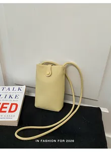 Piccola borsa a tracolla giallo chiaro in ecopelle martellata per cellulare