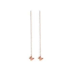 Vue détaillée de boucles d'oreilles pendantes papillon en acier titane rose avec ailes givrées