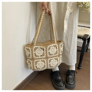 Detailansicht einer handgefertigten Häkel-Granny-Square-Tasche für den Sommerurlaub