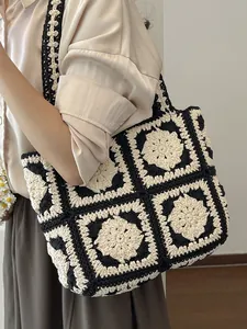 Große schwarz-weiße Häkel-Stofftasche mit Blumenmuster für den Strandurlaub