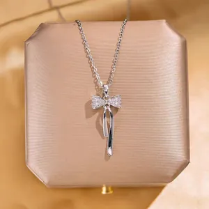 Collier Pendentif Papillon Noeud en Acier au Titane Vintage pour Femmes Bijoux de Mode avec Incrustation de Strass Chaîne de Clavicule