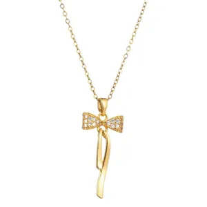 Collier élégant en acier titane doré avec un pendentif nœud orné de pierres brillantes.