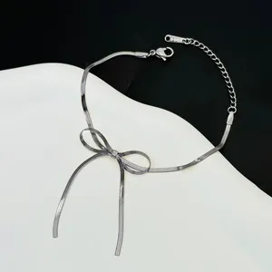 Elegante zilveren roestvrijstalen strikarmband met lange lintkwastjes en verstelbare ketting