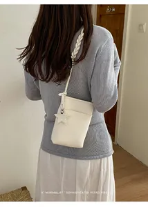 Minimalistische weiße Handy-Umhängetasche aus Leder mit Sternanhänger-Detail für Damen