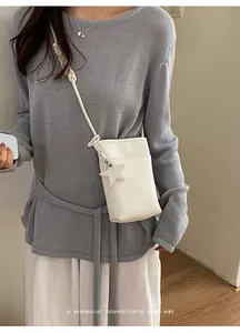 Elegante weiße minimalistische Umhängetasche aus Leder mit süßem Sternanhänger