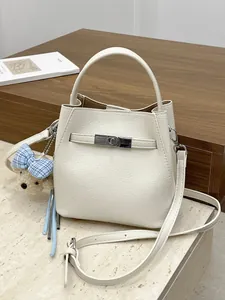 Elegante bolso de hombro tipo cubo en cuero blanco texturizado con asa y bandolera