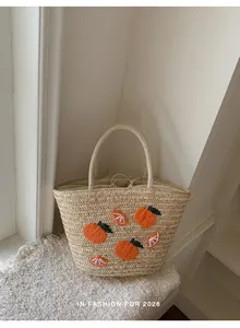 Handgemaakte geweven strooien draagtas met schattig oranje borduurwerk voor de zomer