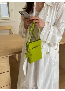 Detailaufnahme einer minimalistischen hellgrünen Handytasche mit Sternanhänger