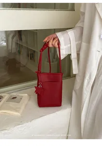 Elegante rote minimalistische Mini-Umhängetasche mit geflochtenem Griff und Stern