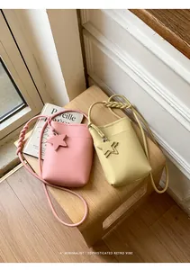 Detailansicht minimalistischer Leder-Umhängetaschen in Rosa und Cremegelb Farben