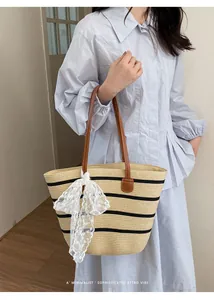 Bolso de playa de paja tejida a mano con rayas negras y un elegante lazo de encaje blanco